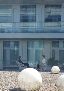 写真２森先生と打ち合わせ中