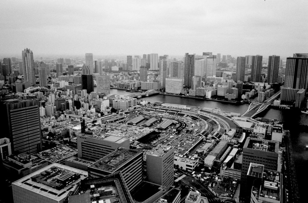 写真１　ありし日の築地市場の全景（杉山 圭氏のご提供による）