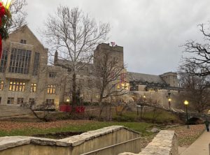 インディアナ大学Bloomington校のキャンパスの様子の写真。石灰岩製の歴史的建造物が立ち並ぶ美しいキャンパスが有名だそう。