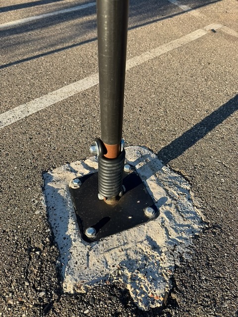 標柱の根本の拡大画像。標柱の根本部分がバネ構造になっている。