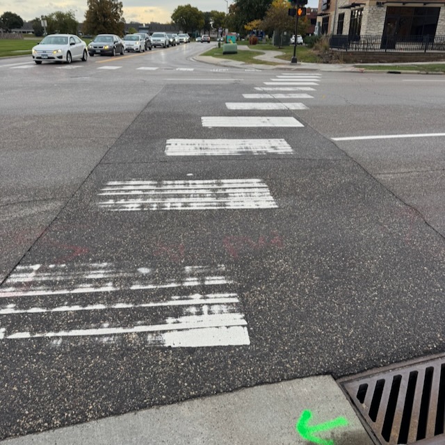 横断歩道っぽいゼブラ模様。幅が1ｍくらいしかなく、めちゃくちゃ狭い。道路は広いのに。